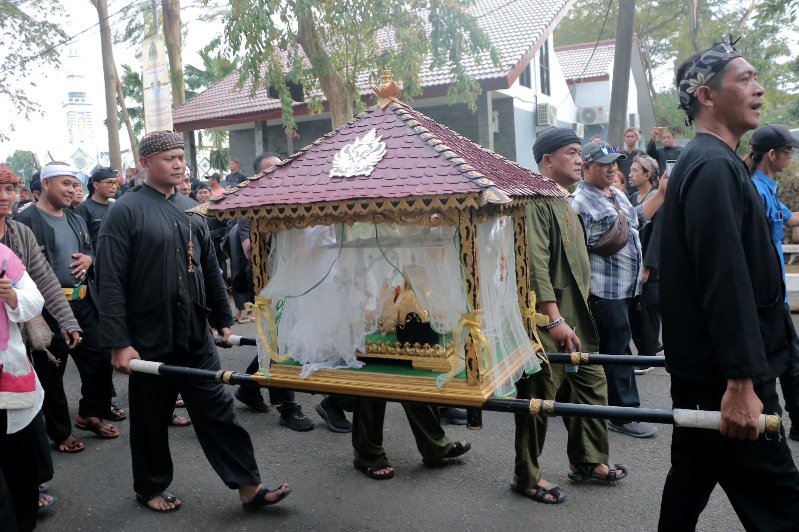 Mahkota Binokasih saat dikirab dari Lapangan Muara Beres ke pusat Pemerintahan Kabupaten Bogor.
