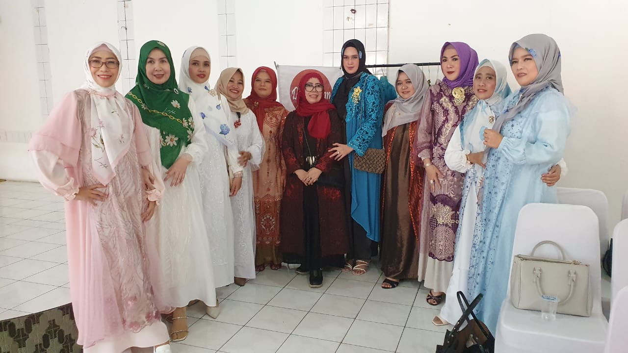 Fashion show Rumah Mode DHEA DESIGN saat di halal bihalal Iwapi ranting Bogor Barat.