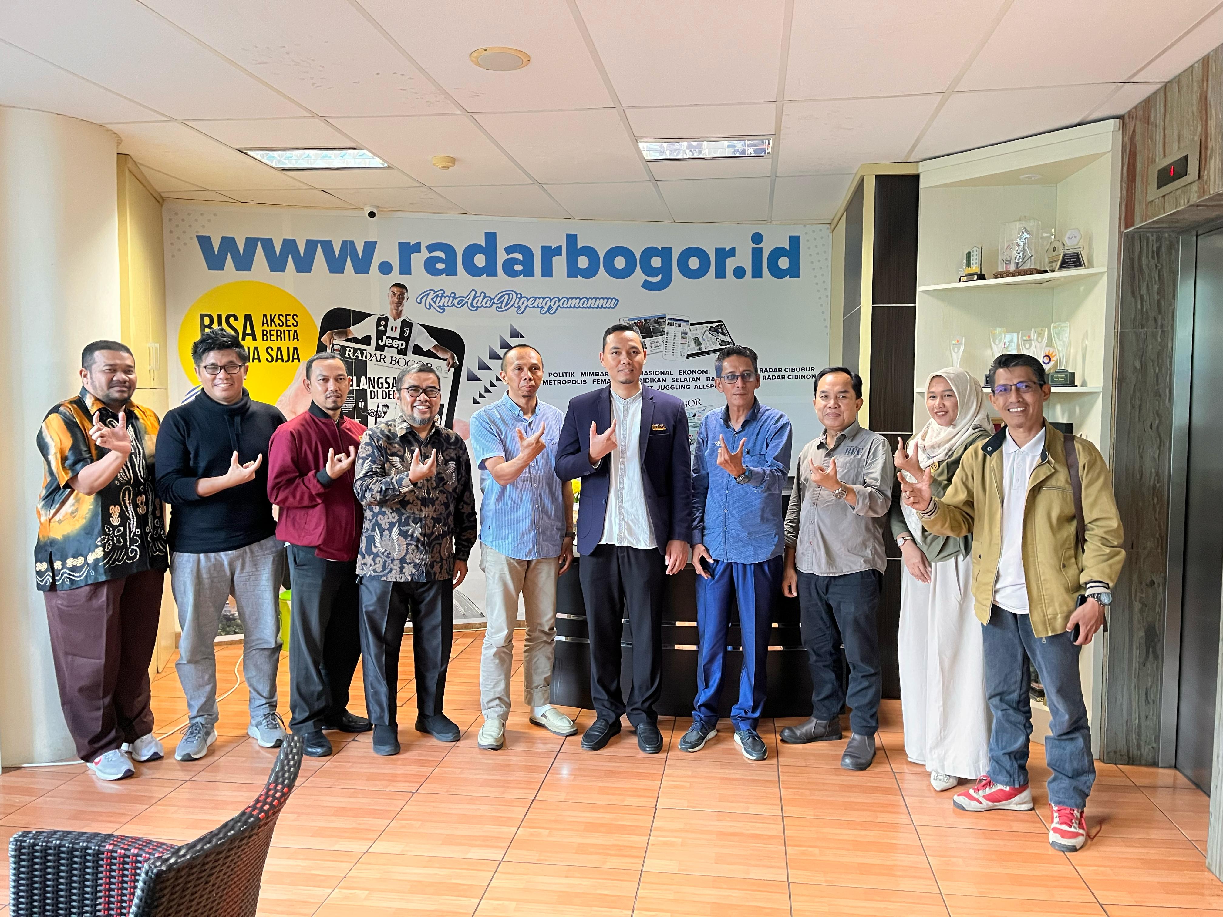 Kunjungan Ikatan Alumni UIKA Bogor di Graha Pena Radar Bogor, Selasa (22/4/2025).