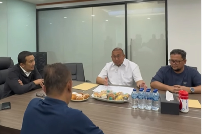 Penasihat Semen Padang FC Andre Rosiade (kemeja putih) dan manajemen klub mendatangi PT&nbsp;Liga Indonesia Barau (LIB) untuk menyampaikan aduan ke Komite Wasit PSSI.