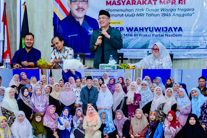 Asep Wahyuwijaya selaku Anggota MPR RI dari Fraksi Nasdem&nbsp;berdialog dengan para guru.