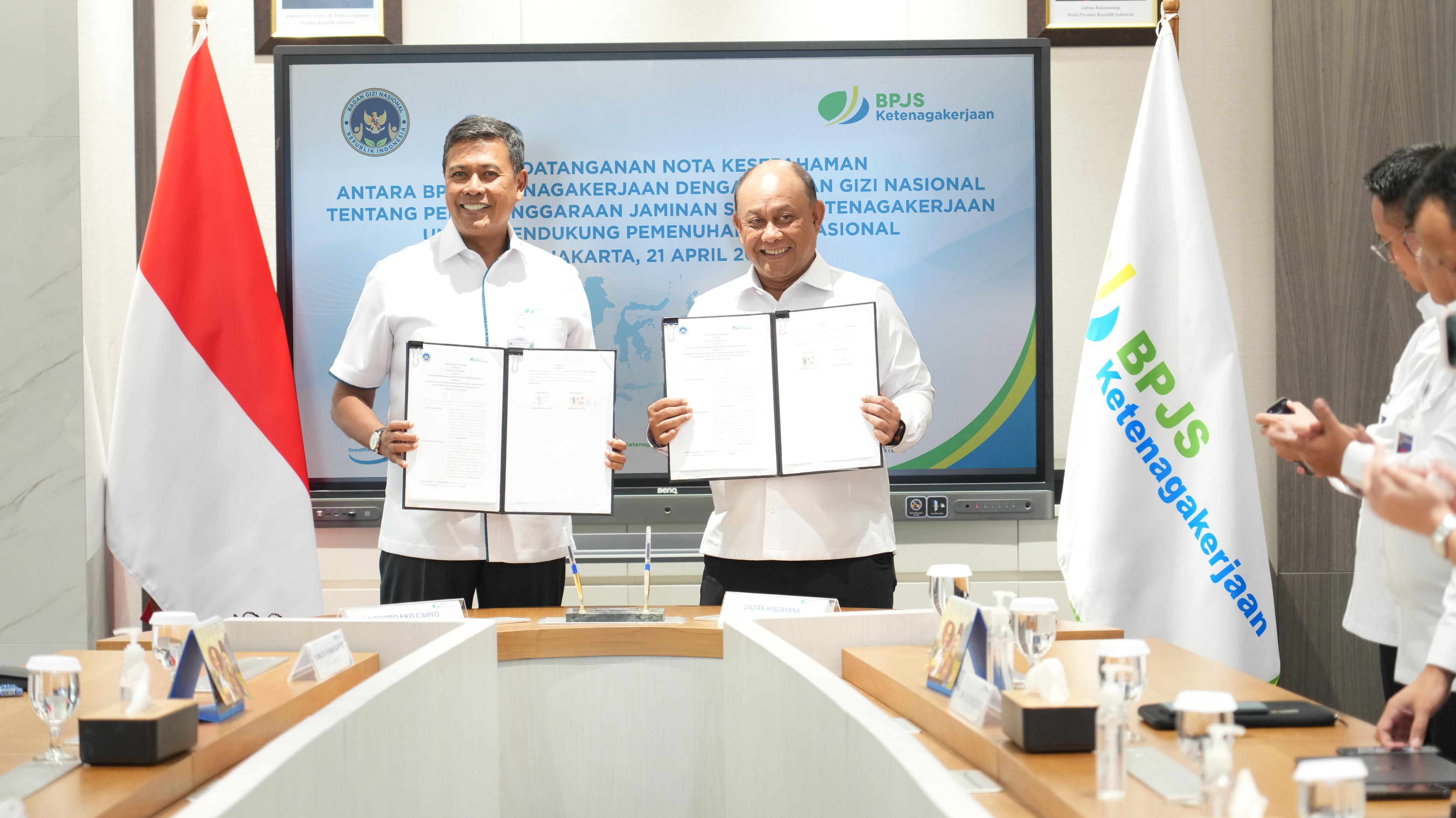 Penandatanganan MoU antara Direktur Utama BPJS Ketenagakerjaan Anggoro Eko Cahyo dan Kepala BGN Dadan Hindayana di Plaza BPJAMSOSTEK Jakarta, Senin (21/04/2025).