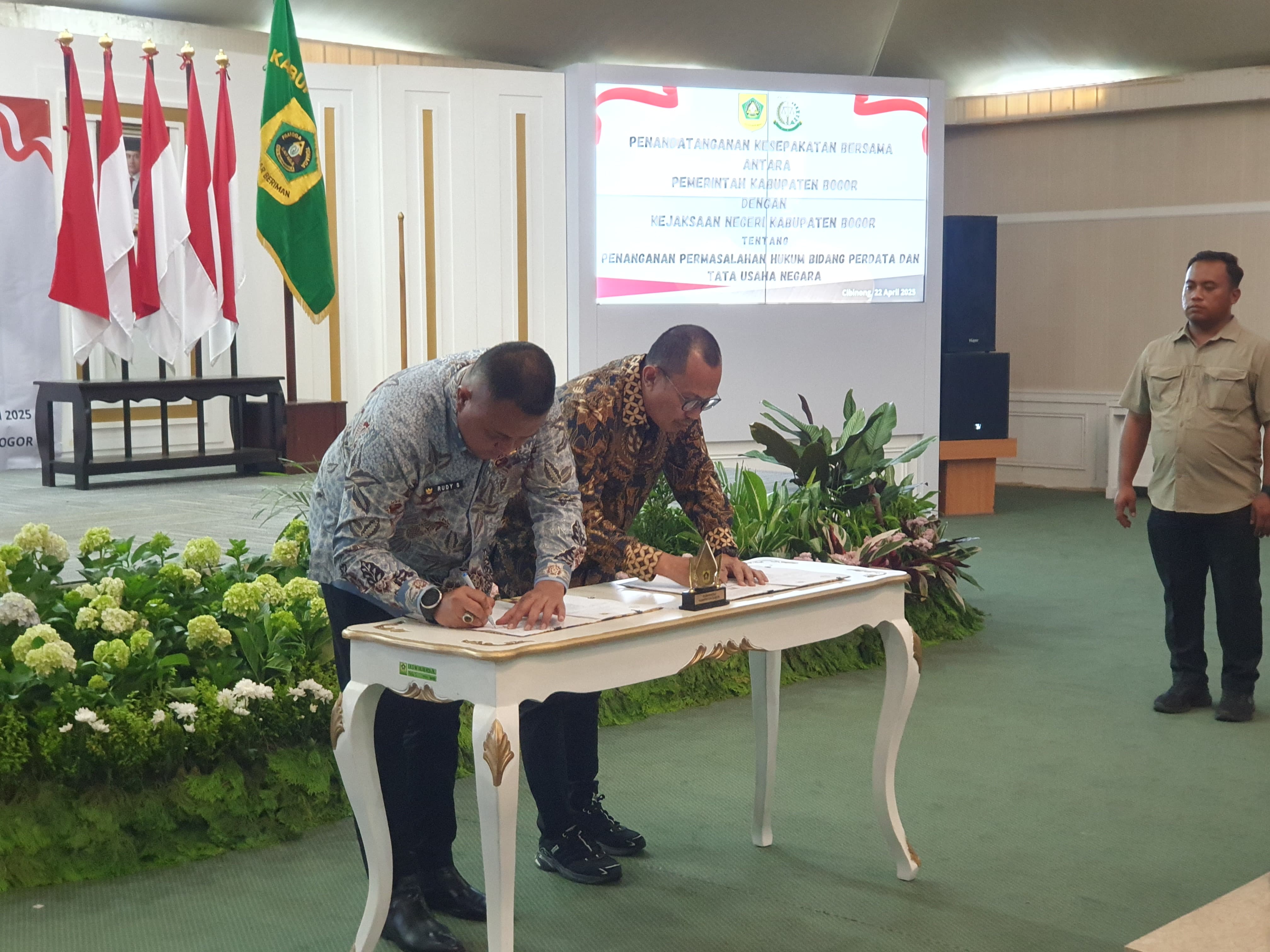 Bupati Bogor, Rudy Susmanto bersama Kejari Kabupaten Bogor, Irwanuddin Tadjuddin saat mendatangani MoU terkait program Nawacita Presiden RI di Aula Gedung Serbaguna 1, Cibinong, Kabupaten Bogor.