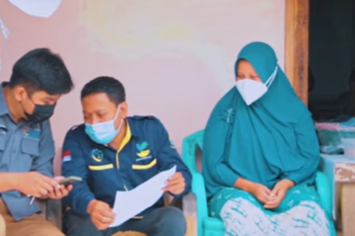 Ilustrasi penyaluran bantuan sosial atau bansos kepada masyarakat.