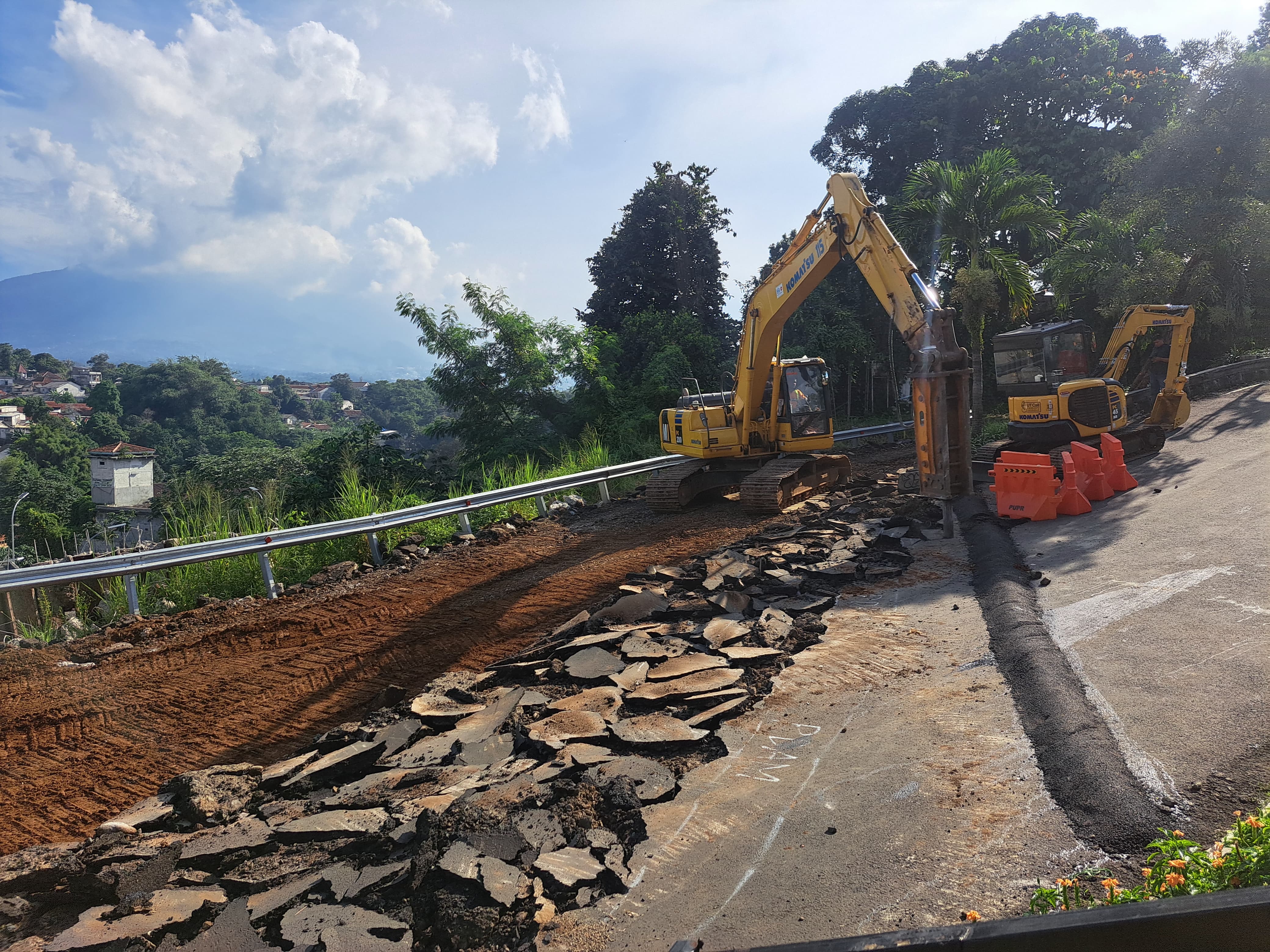 Penanganan tahap awal Jalan Saleh Danasasmita di Kelurahan Batutulis, Kecamatan Bogor Selatan, Kota Bogor, Selasa (22/4/2025).