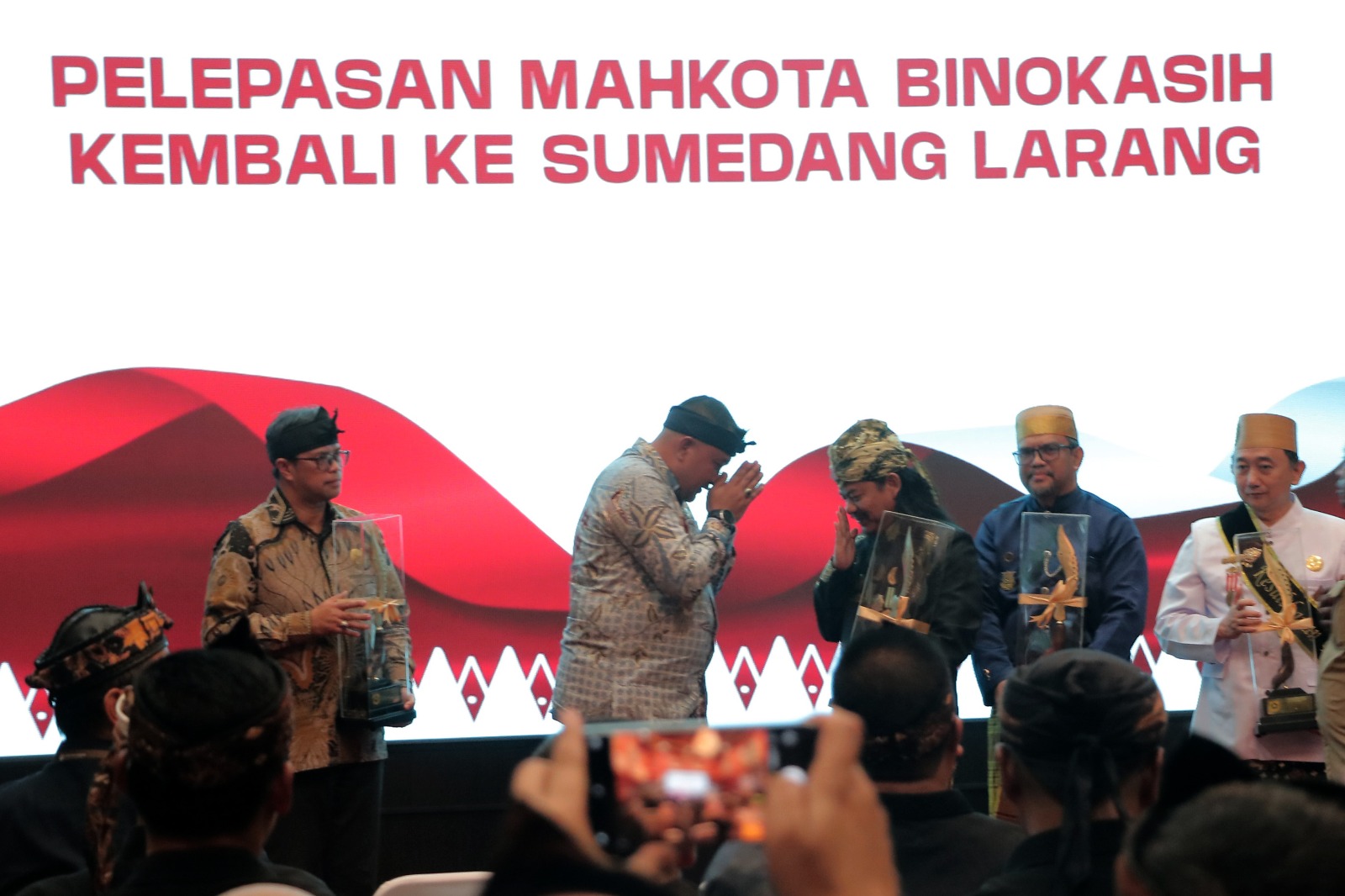 Bupati Rudy Susmanto berikan cinderamata saat pelepasan Mahkota Binokasih di aula Soekarna-Hatta, Pendopo Bupati, Cibinong, Kabupaten Bogor, Selasa (22/4/2025).