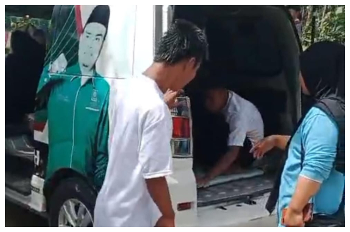 Anggota DPRD&nbsp;Kabupaten Bogor, Nurodin mengevakuasi tiga anak ODGJ di Sukajaya yang dirawat orangtuanya ke RS Marzoeki Mahdi, Kota Bogor, Selasa (22/4/2025).