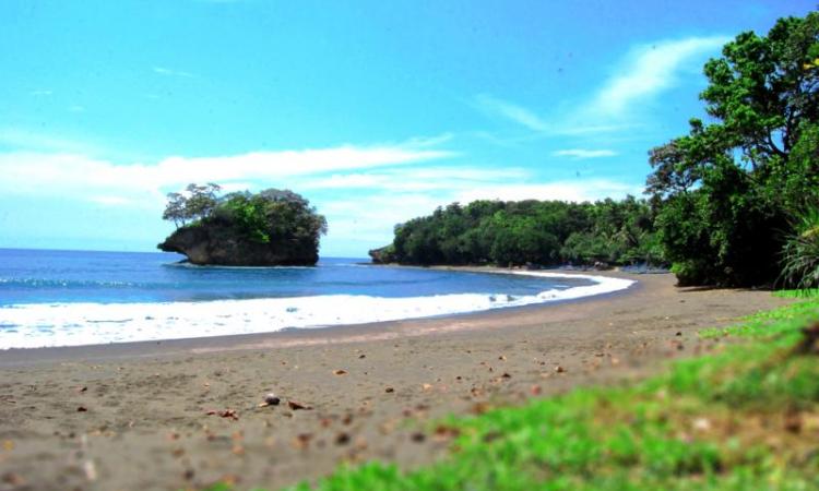 Keindahan Pantai Madasari Pangandaran yang eksotis.