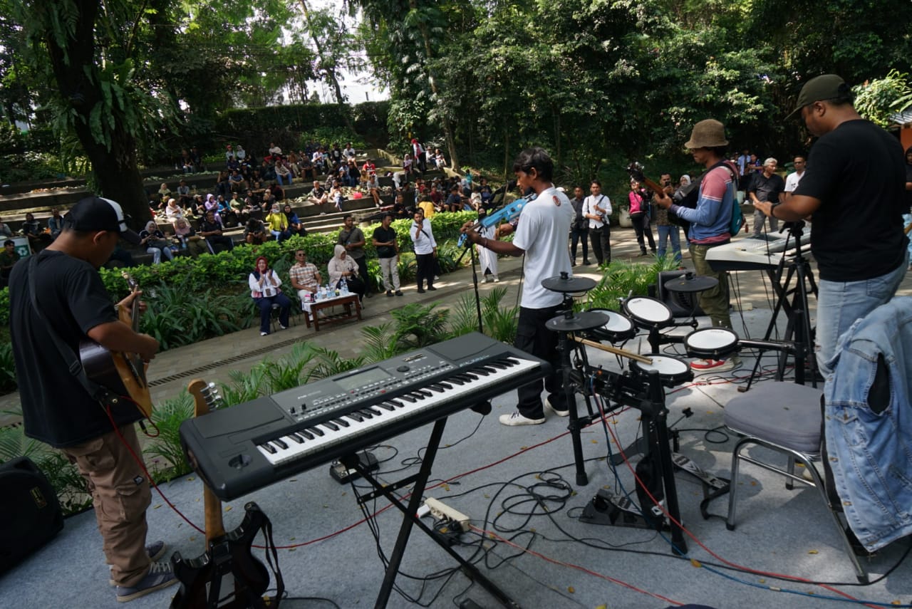 Sejumlah kelompok pengamen jalanan tampil dipanggung acara seleksi seniman dan pengamen dengan domisili KTP Kota Bogor di Taman Ekpresi, Kelurahan Sempur, Kota Bogor, Selasa (22/4/25).