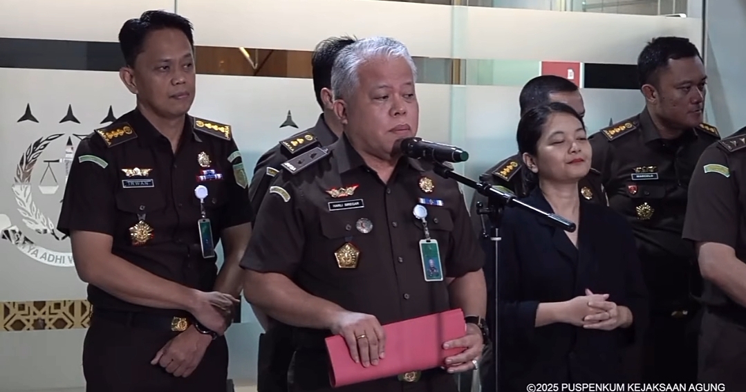 Kejaksaan Agung saat menyampaikan informasi penetapan tiga tersangka menghalangi penyidikan kasus pengadaan timah