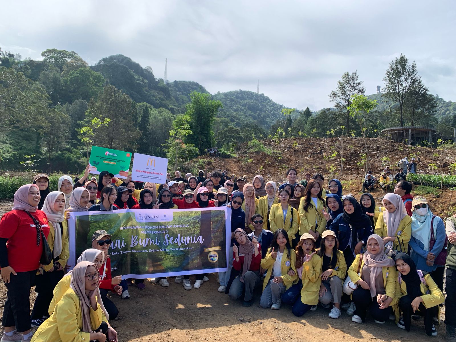 BEM KM Unbin memperingati Hari Bumi Sedunia dengan aksi penanaman pohon di kawasan Puncak Bogor.