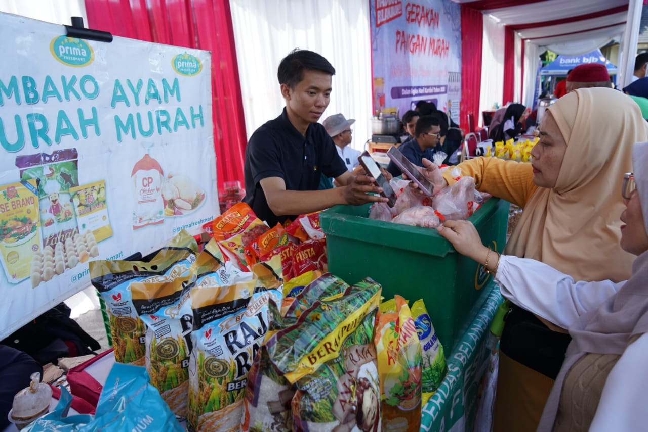 Gerakan pangan murah atau GMP dalam rangka Hari Kartini di alun alun Kota Bogor, Rabu (23/4/2025)