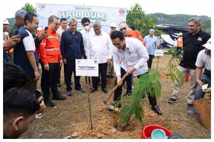 Wakil Menteri Lingkungan Hidup, Diaz Hendropriyono dan Sekretaris Daerah Provinsi Jawa Barat Herman Suryatman, menanam pohon saat kunjungannya ke Indocement, Rabu (23/4/2025).