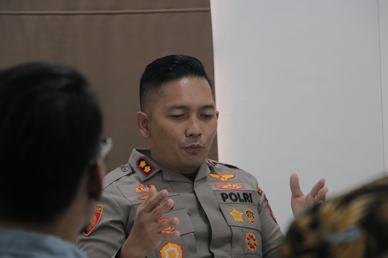 Kapolres Bogor, AKBP Rio Wahyu Anggoro saat berdiskusi bersama jajaran Radar Bogor, Cibinong, Kabupaten Bogor, Rabu (23/4/2025).