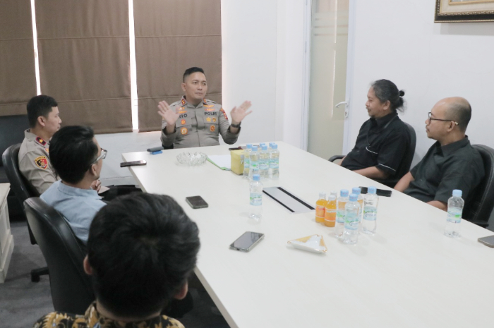 Kapolres Bogor  AKBP Rio Wahyu Anggoro berdiskusi bersama jajaran Radar Bogor Rabu (23/4/2025).