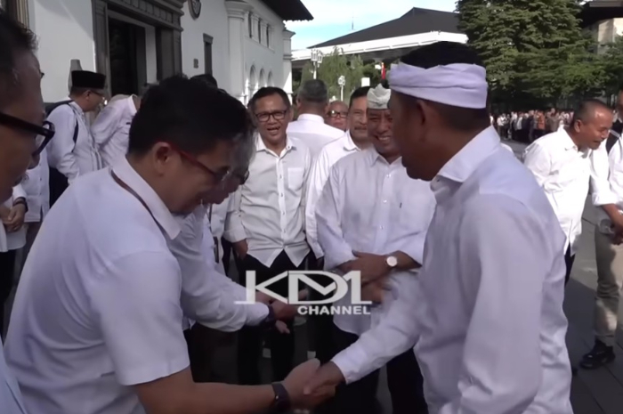 Para ASN bersalaman dengan Gubernur Jawa Barat, Dedi Mulyadi.