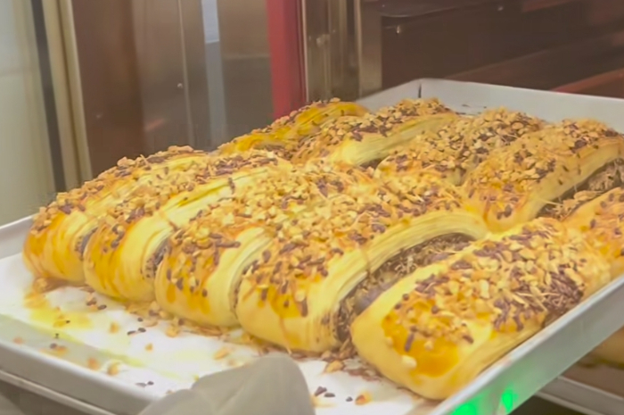 Roll Roti Bakery Toko Roti Viral di Bogor! Roti Roll Bogor Cabang Sentul, Surga Kuliner ...
