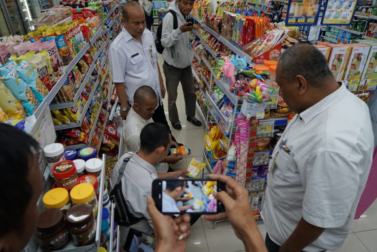 Sidak makanan ringan berlogo Halal dari MUI tetapi diduga mengandung babi di beberapa minimarket di Kota Bogor, Rabu (23/4/25).