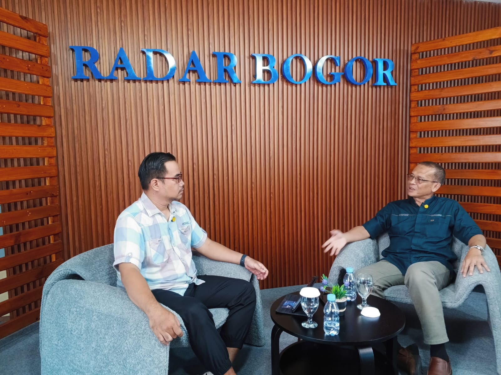 Direktur Utama Duta Rizkia Tour and Travel, Suherman (kanan) saat Podcast dengan Radar Bogor, Rabu (23/4/2025).