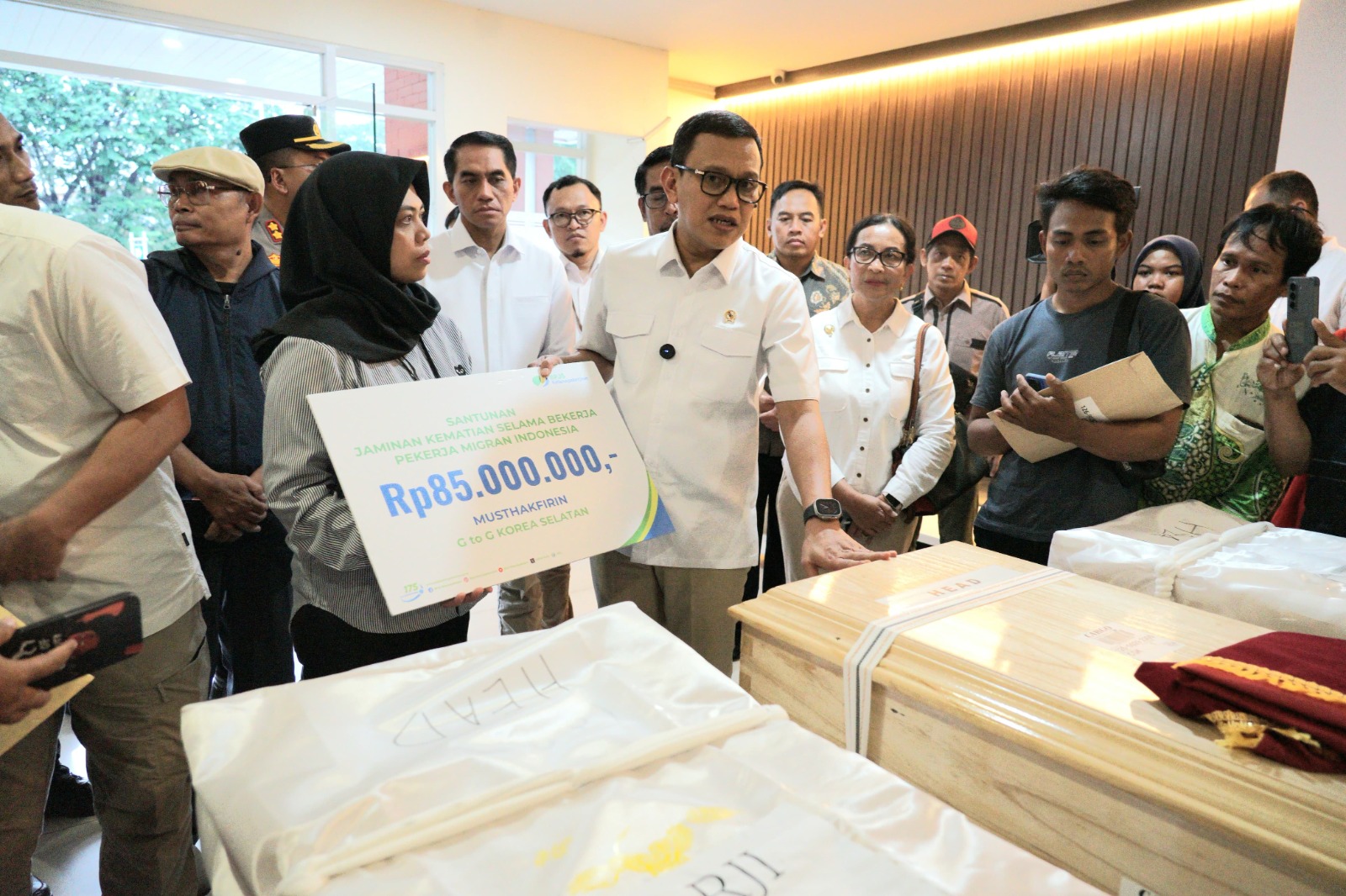 BPJS Ketenagakerjaan, menyerahkan santunan Jaminan Kematian (JKM) Rp 85 juta kepada ahli waris almarhum Musthakfirin, PMI yang meninggal dunia saat bekerja di atas kapal di Korea Selatan.