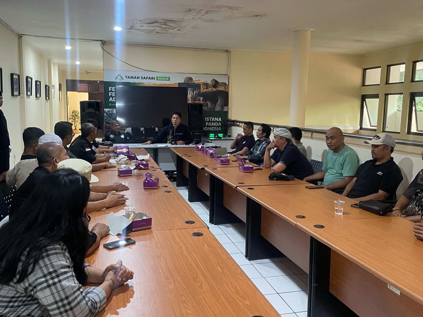 Dinas Kebudayaan dan Pariwisata (Disbudpar) Kabupaten Bogor, mengadakan pertemuan dengan perwakilan para tour guide lokal Puncak, Kamis (24/4/2025).