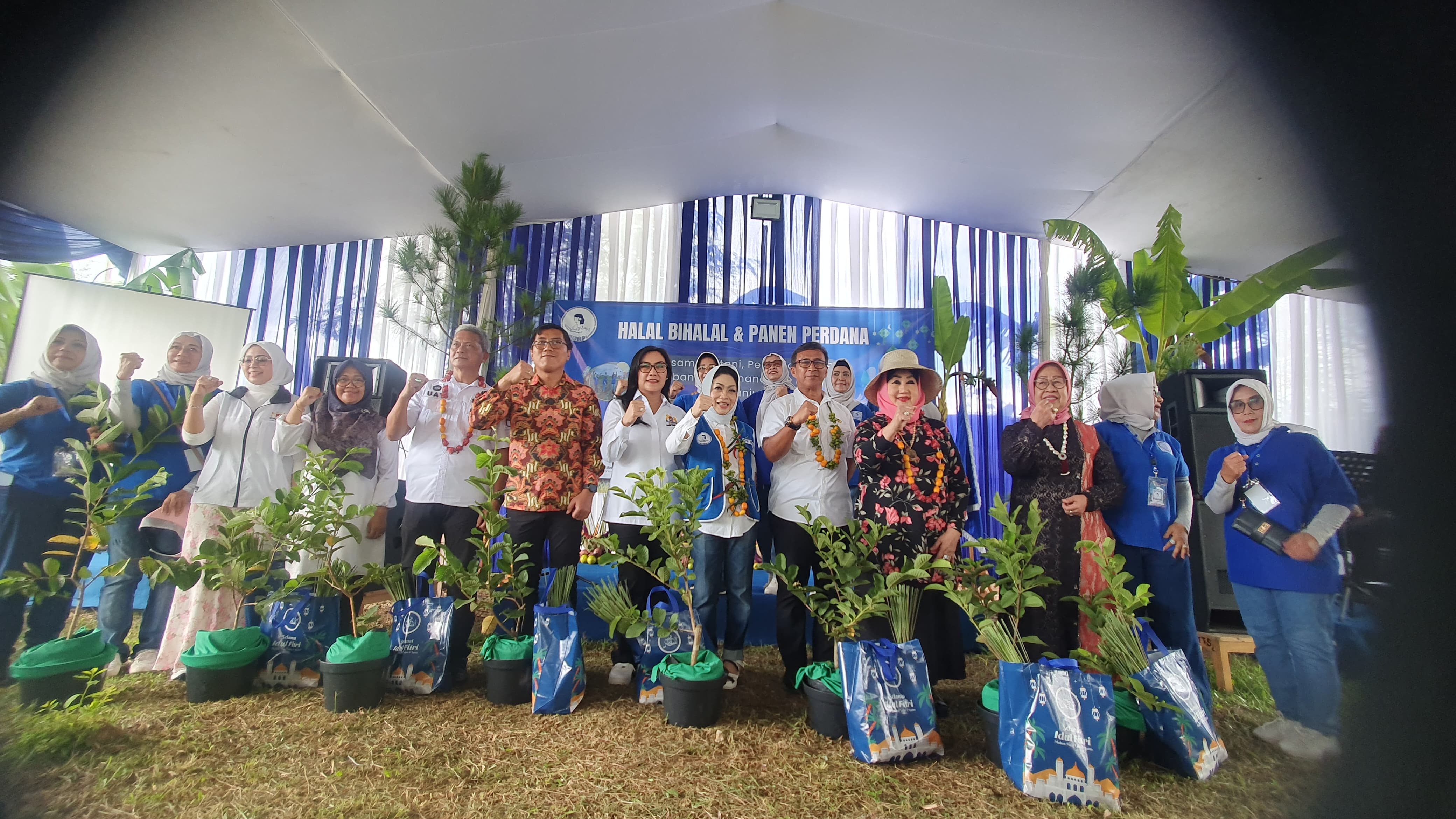 IWAPI menggelar halal bihalal sekaligus panen perdana di Taman Tanah Sareal (TTS), Kecamatan Tanah Sareal, Kota Bogor, Rabu (23/4/2025).