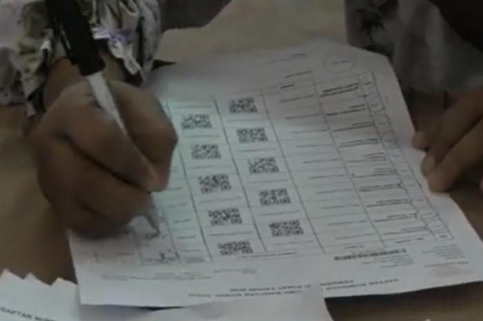 Ilustrasi penyaluran bantuan sosial atau bansos.