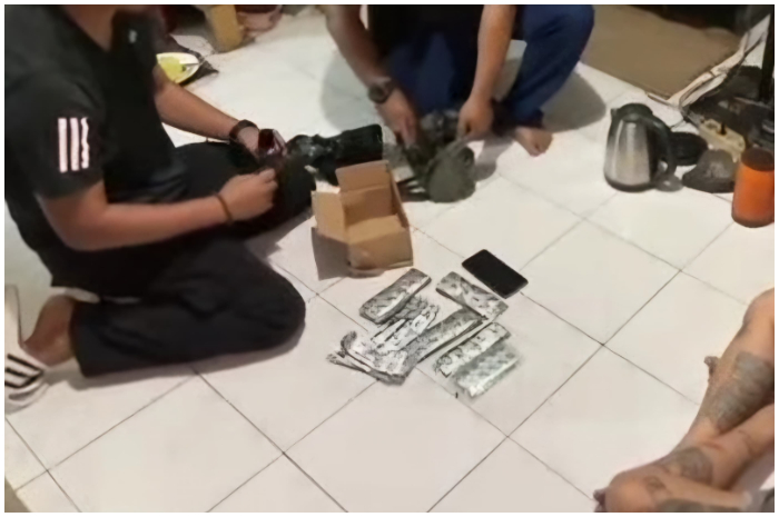 Penggeledahan terduga pelaku penjual obat keras ilegal di Kota Bogor.
