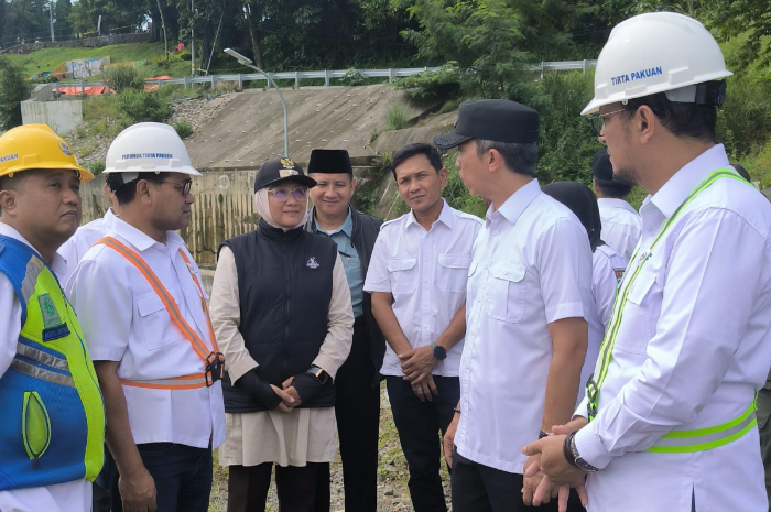 Dirtek Perumda Tirta Pakuan, Ardani Yusuf (kanan) bersama Wali Kota Dedie Rachim saat meninjau lokasi longsor Batutulis.