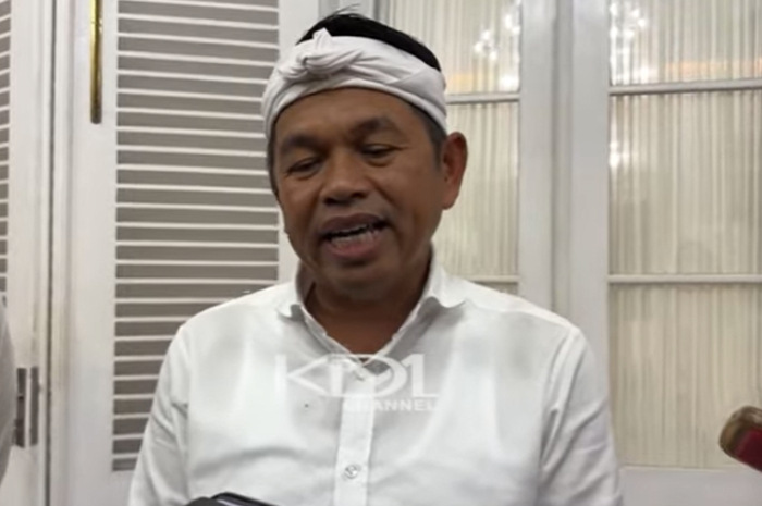 Gubernur Jawa Barat Dedi Mulyadi saat memberi keterangan kepada wartawan.