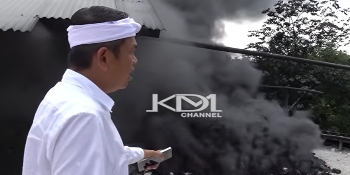 Gubernur Jawa Barat Dedi Mulyadi mendengarkan keluhan warga soal asap hitam