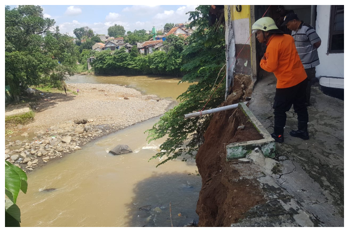 Rumah warga di pinggir Sungai Cisadane, Kelurahan Paledang, Kota Bogor, terancam ambruk akibat longsor.