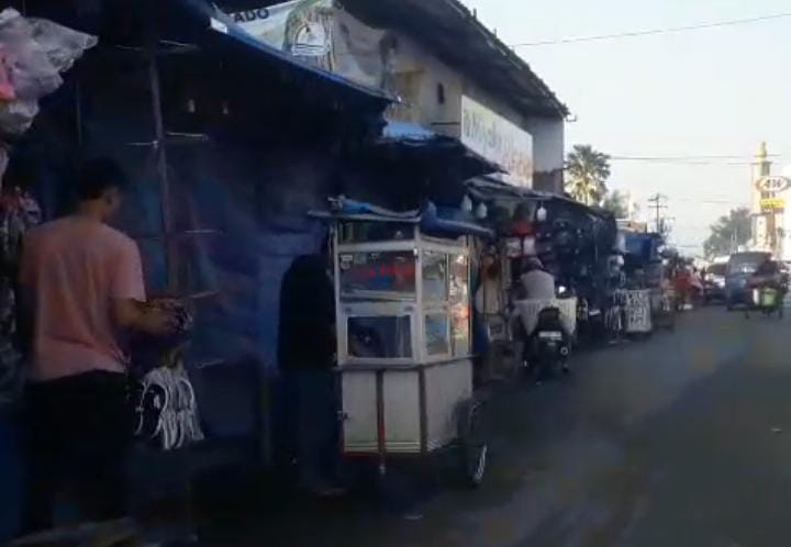 Salah satu lapak PKL di Jalan Mayor Oking, Kecamatan Citeureup, Kabupaten Bogor, yang bakal ditertibkan petugas gabungan.