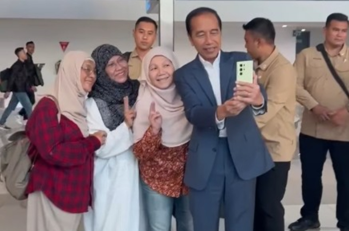 Warga minta berfoto bersama Joko Widodo atau Jokowi di bandara.