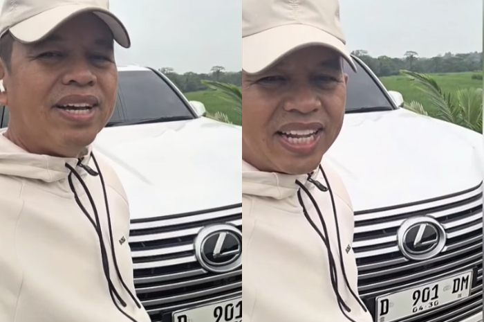 Gubernur Jawa Barat Dedi Mulyadi menunjukkan mobil Lexus miliknya yang sudah berplat Bandung, Jawa Barat.