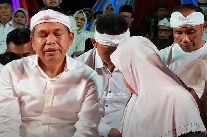 Gubernur Jawa Barat, Dedi Mulyadi menangis saat bertemu Leli seorang anak yang ditinggalkan ayahnya di Kabupaten Bandung Barat.