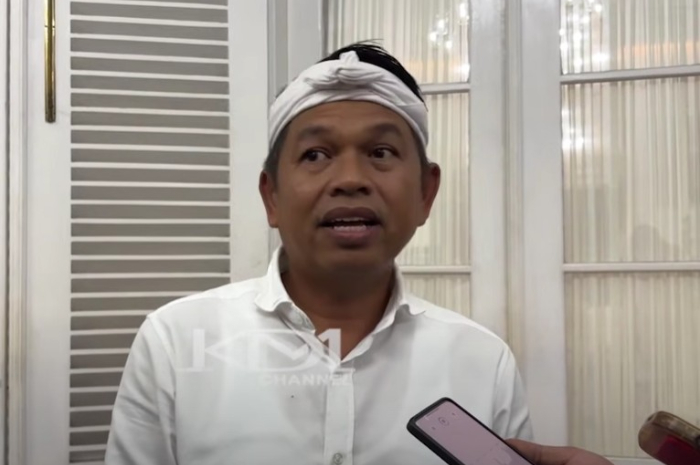 Gubernur Jawa Barat, Dedi Mulyadi ketika memberikan keterangan kepada wartawan.