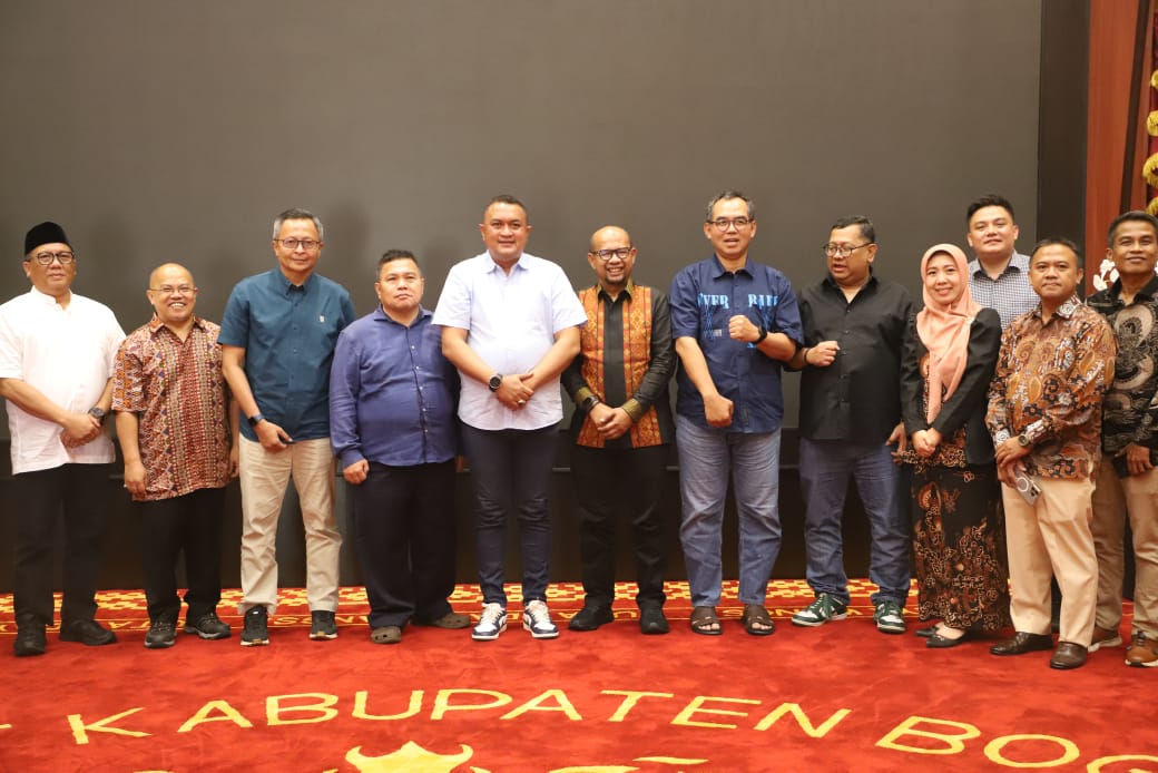 Bupati Bogor Rudy Susmanto bersama beberapa Guru Besar IPB University.
