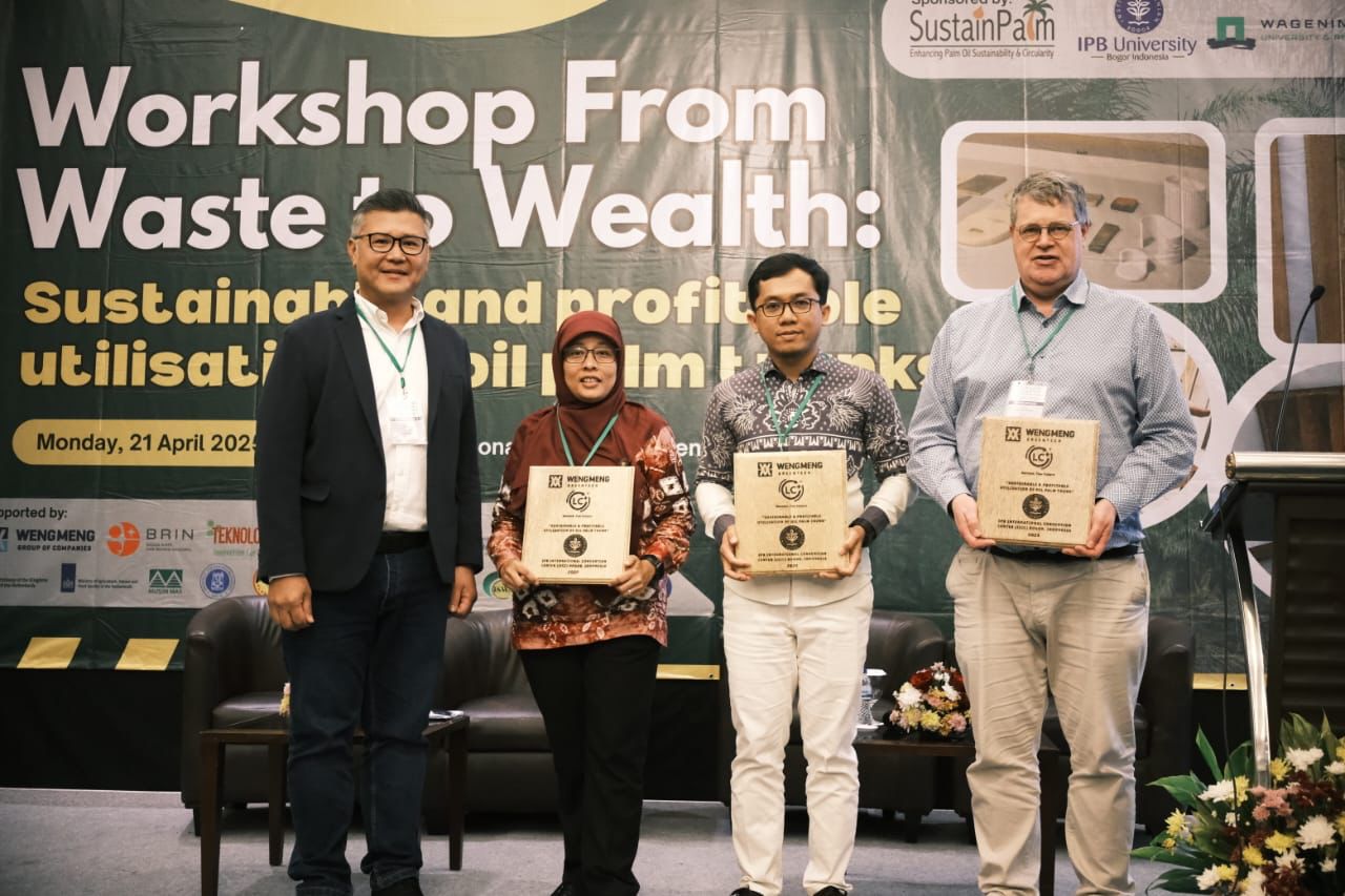 Penyerahan cenderamata dari Weng Meng Greentech Sdn Bhd kepada Dr. Wolter Elbersen,  Dr. Yessie Widya Sari dari IPB University dan Prof. Dr. Agung Nugroho Universitas Lambung Mangkurat.