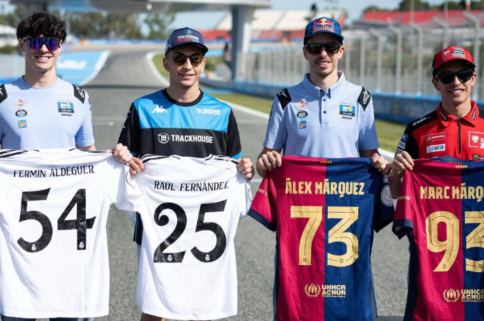 Para pembalap di MotoGP memperlihatkan kaos Real Madrid dan Barcelona.