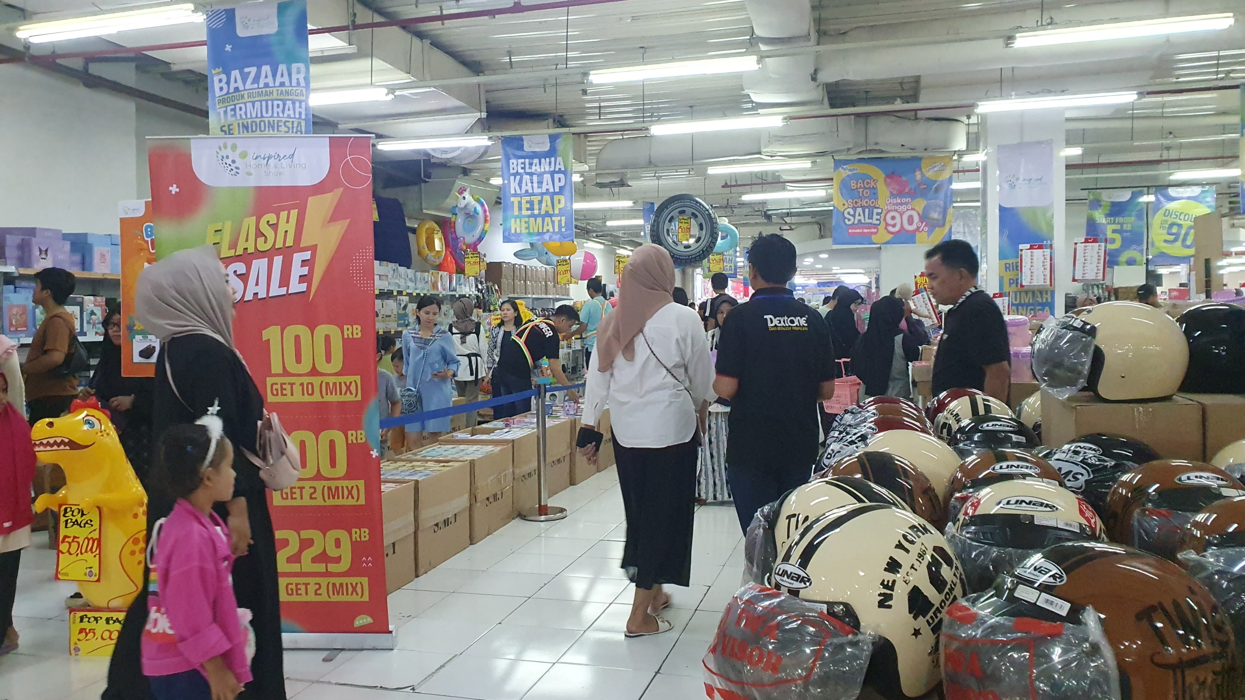 Beragam produk menarik dan diskon ditawarkan di Mal BTM, Kota Bogor.