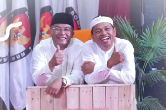 Wakil Gubernur Jawa Barat Erwan Setiawan (kiri) bersama Gubernur Jawa Barat Dedi Mulyadi.