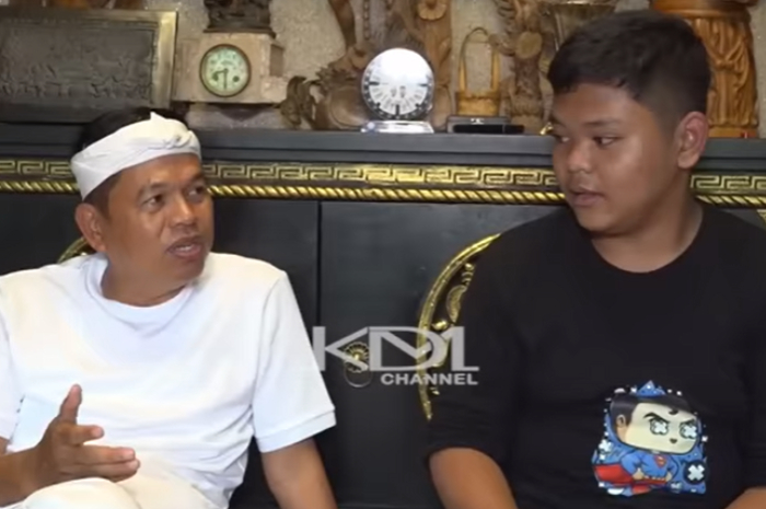 Gubernur Jawa Barat Dedi Mulyadi saat bertemu dengan Raka, pelajar SMP yang ditinggal meninggal oleh sang ayah.