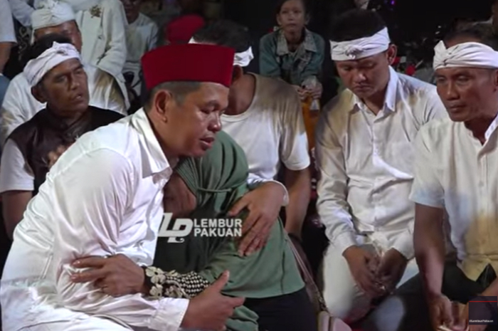 Gubernur Jawa Barat Dedi Mulyadi memeluk nenek penjual gorengan yang menangis usai mendapat bantuan.