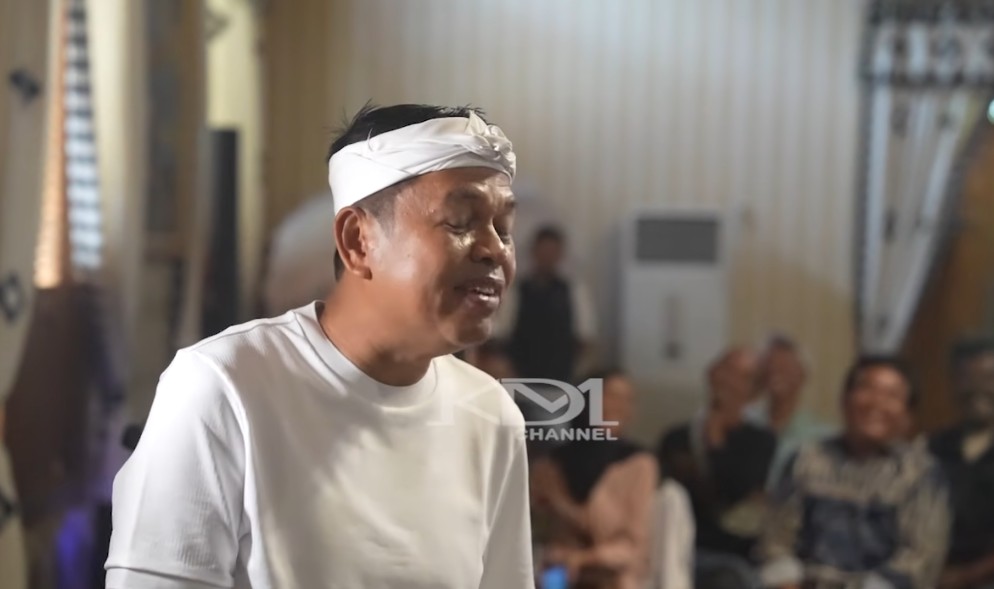 Gubernur Jawa Barat menyapa warga yang rumahnya digusur di Bekasi.