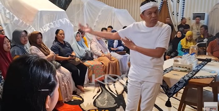 Gubernur Jawa Barat Dedi Mulyadi saat berdebat dengan remaja perempuan terkait wisuda