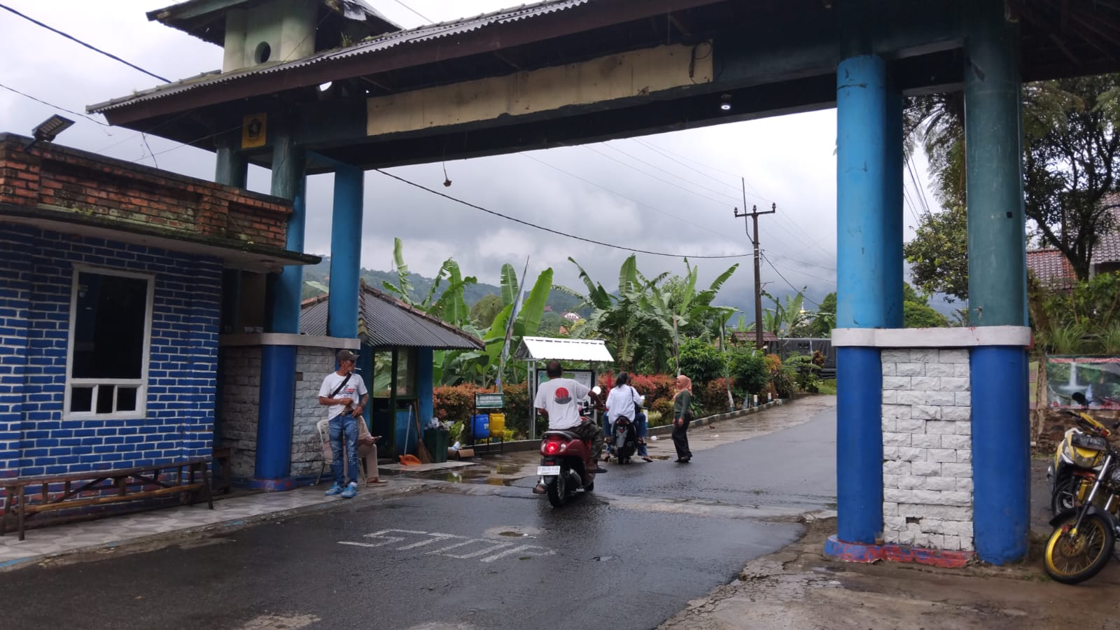 Gerbang Utama Wisata Gunung Salak Endah (GSE) via Gunung Sari Pamijahan, Kabupaten Bogor, akhirnya batal dibongkar, setelah pengelola menurunkan harga tiket Rp 15 ribu untuk para wisatawan.