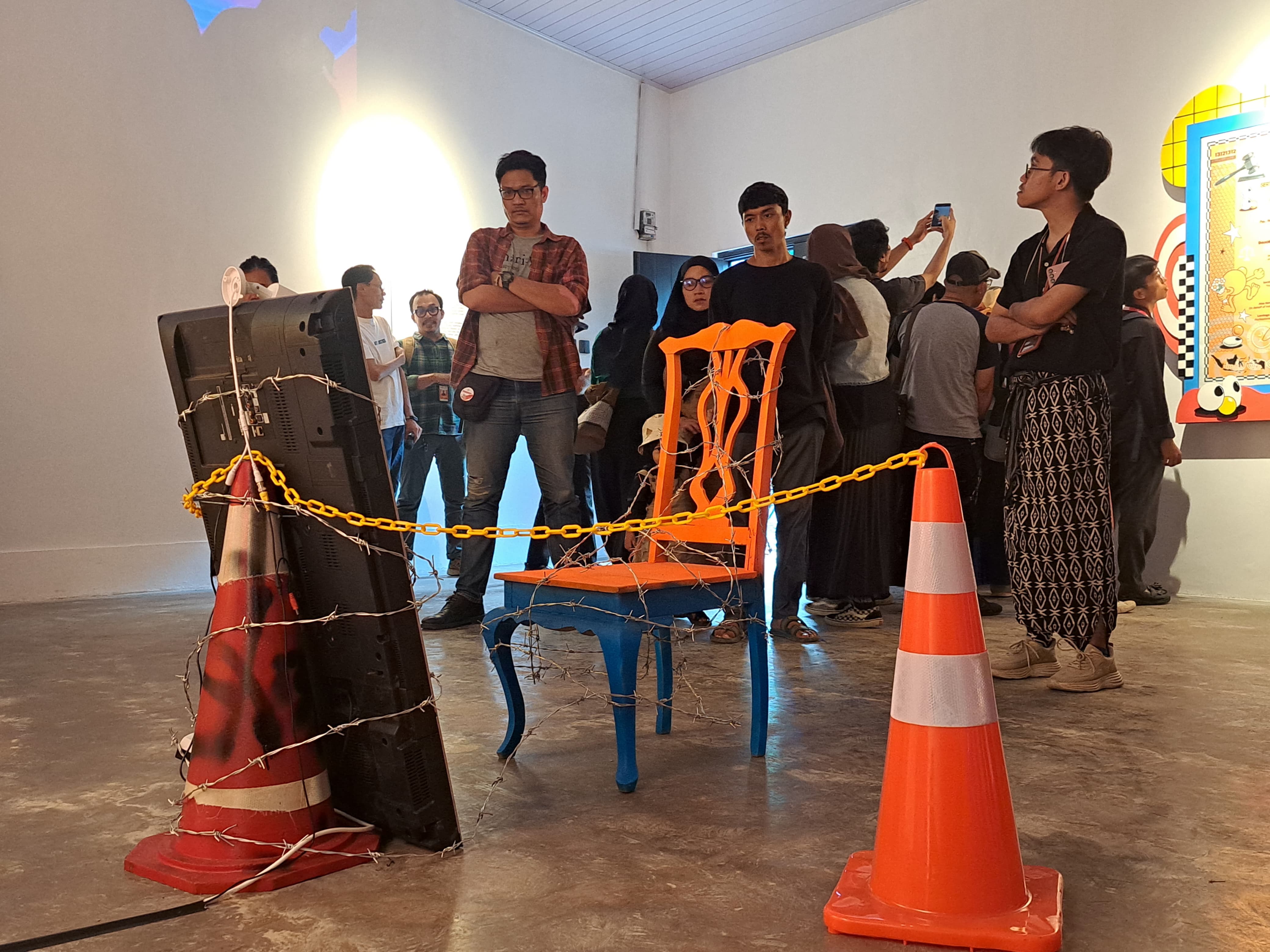Pameran Art Speaks Juctice bertajuk Ragam Selaras yang diselenggarakan AKSI di Kecamatan Bogor Tengah, Kota Bogor, Senin (28/4/2025).