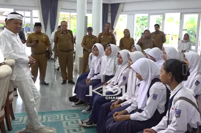 Gubernur Jawa Barat Dedi Mulyadi saat bertemu dengan para siswa SMP Negeri 1 Panawangan, Kabupaten Ciamis yang sempat viral saat jalan kaki.