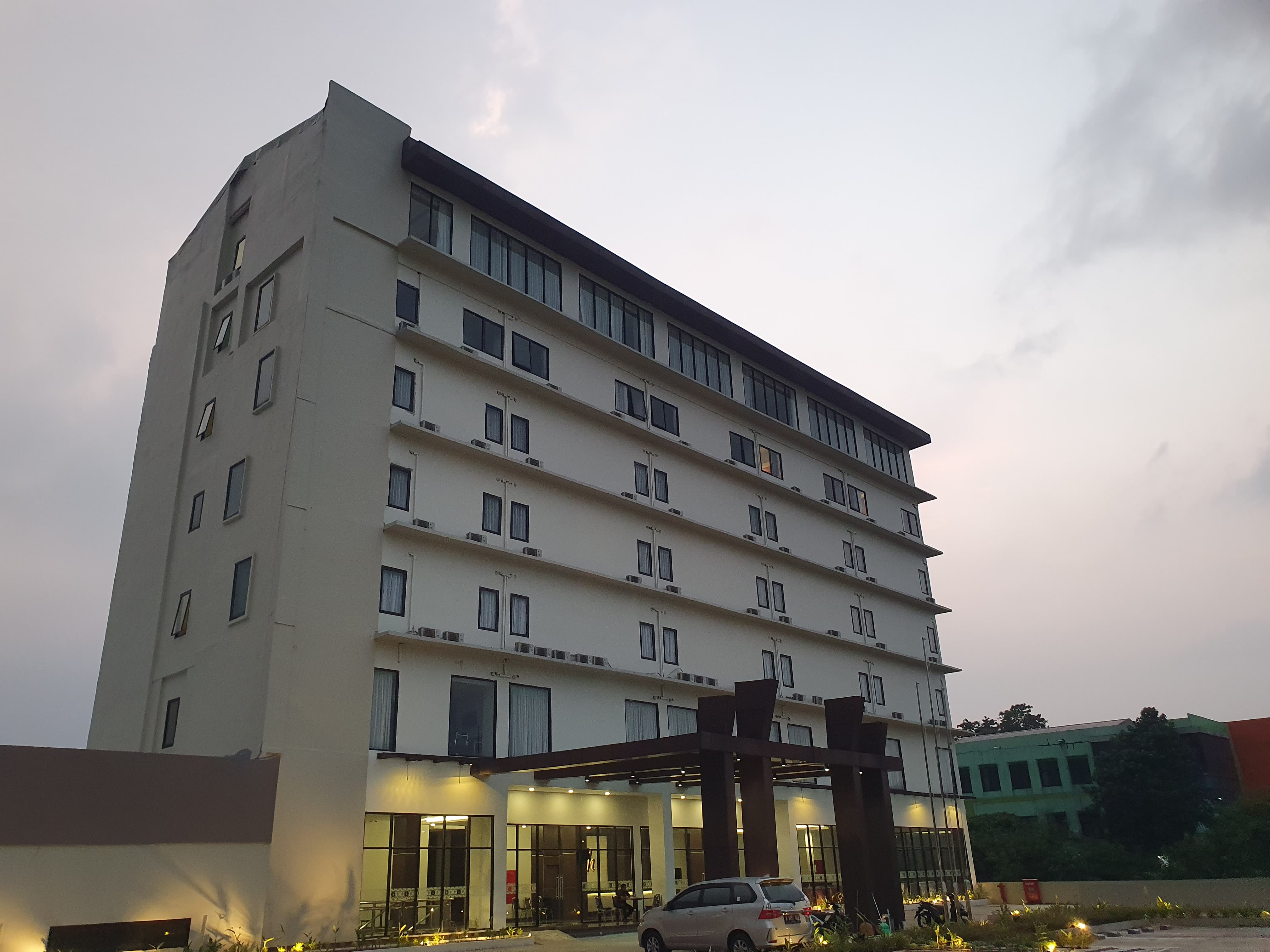 Hotel Sayaga di Jalan Raya Tegar Beriman, Kecamatan Cibinong, Kabupaten Bogor, yang hingga sekarang belum beroperasi.
